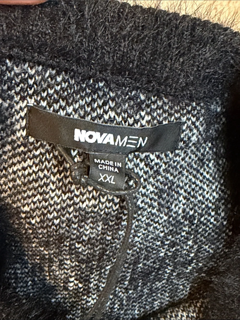 Men’s XXL Black & fuzzy sweater / NEW
